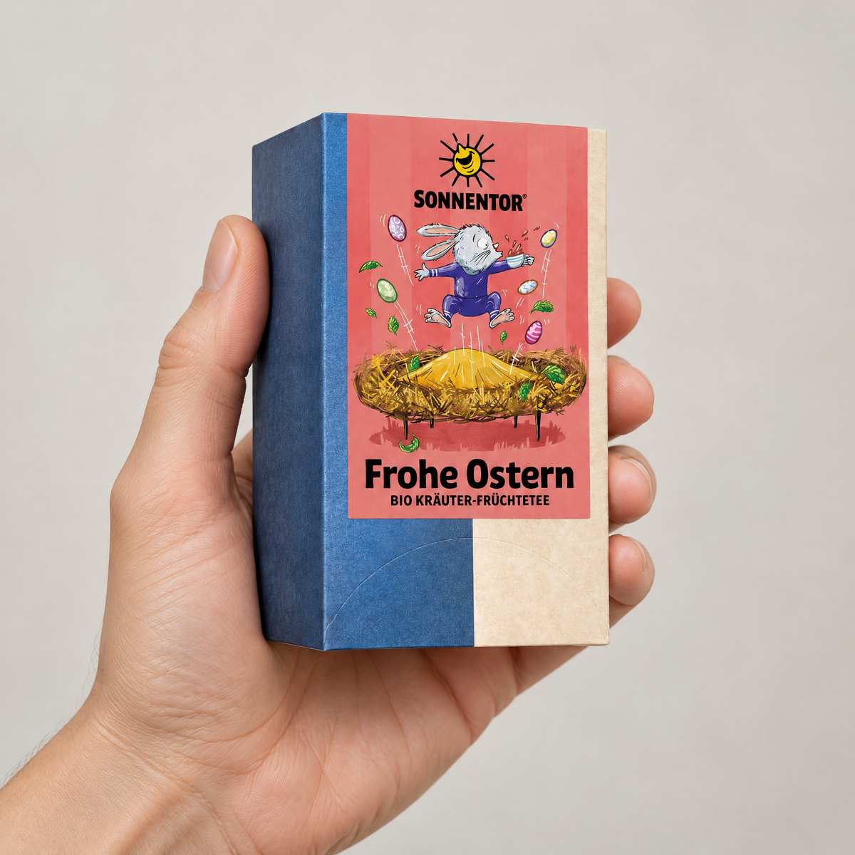 Sonnentor BIO Frohe-Ostern-Tee, 18 Beutel – Grössenvergleich in der Hand