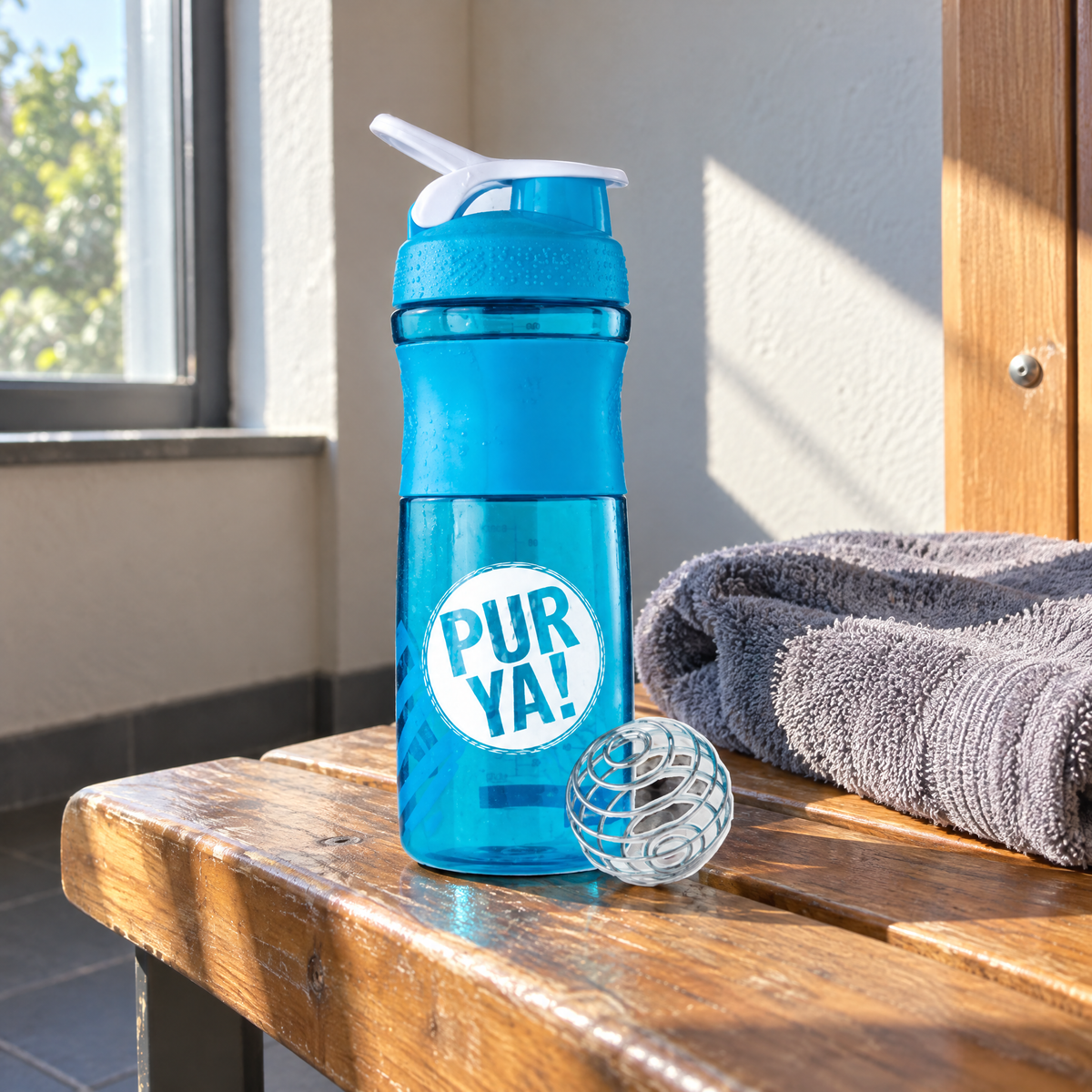 Purya Blender Bottle Sportmixer blau, 800 ml – auf einer Holzbank neben einem gefalteten Tuch