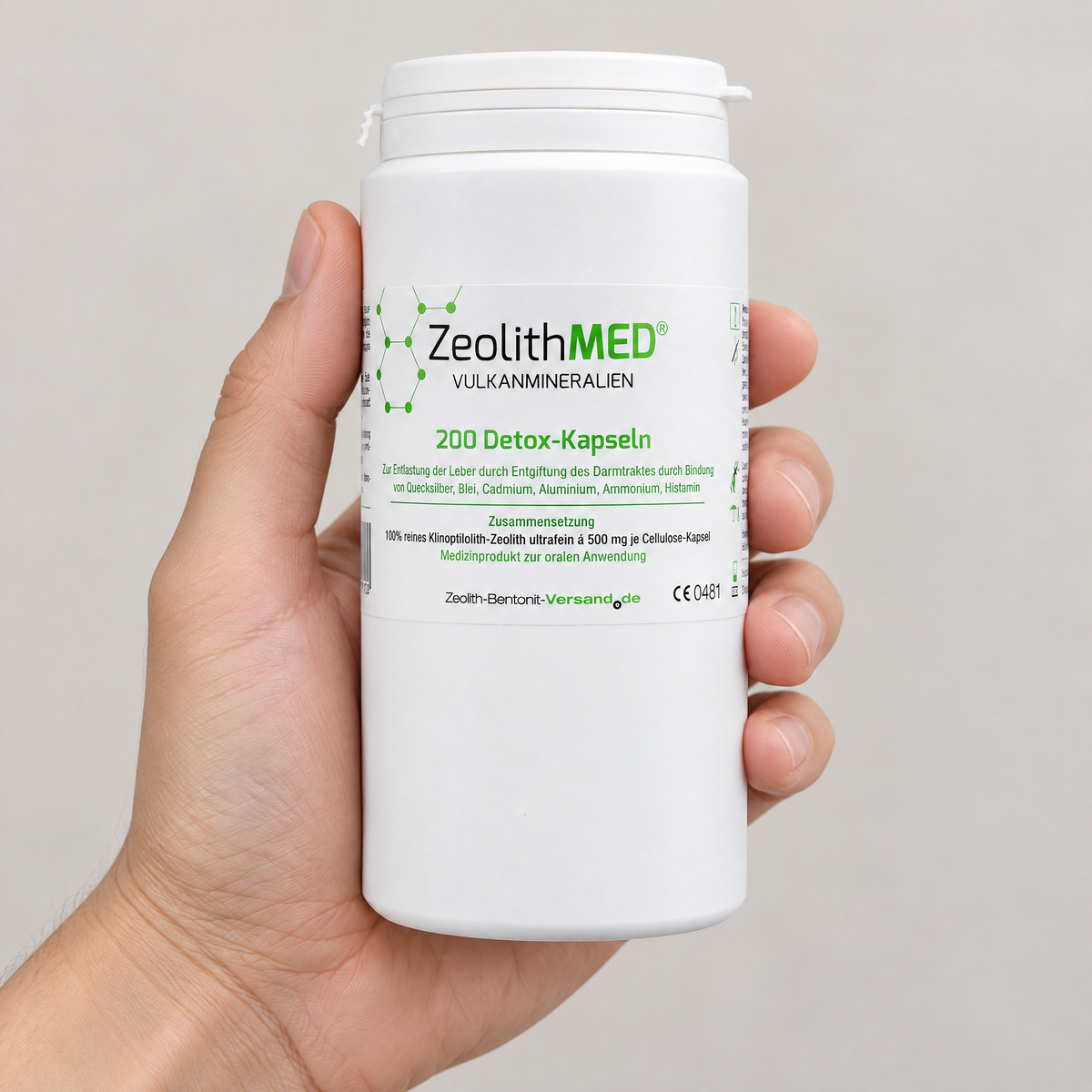 ZeolithMED Detox Medizinprodukt, 200 VegeCaps – Grössenvergleich in der Hand