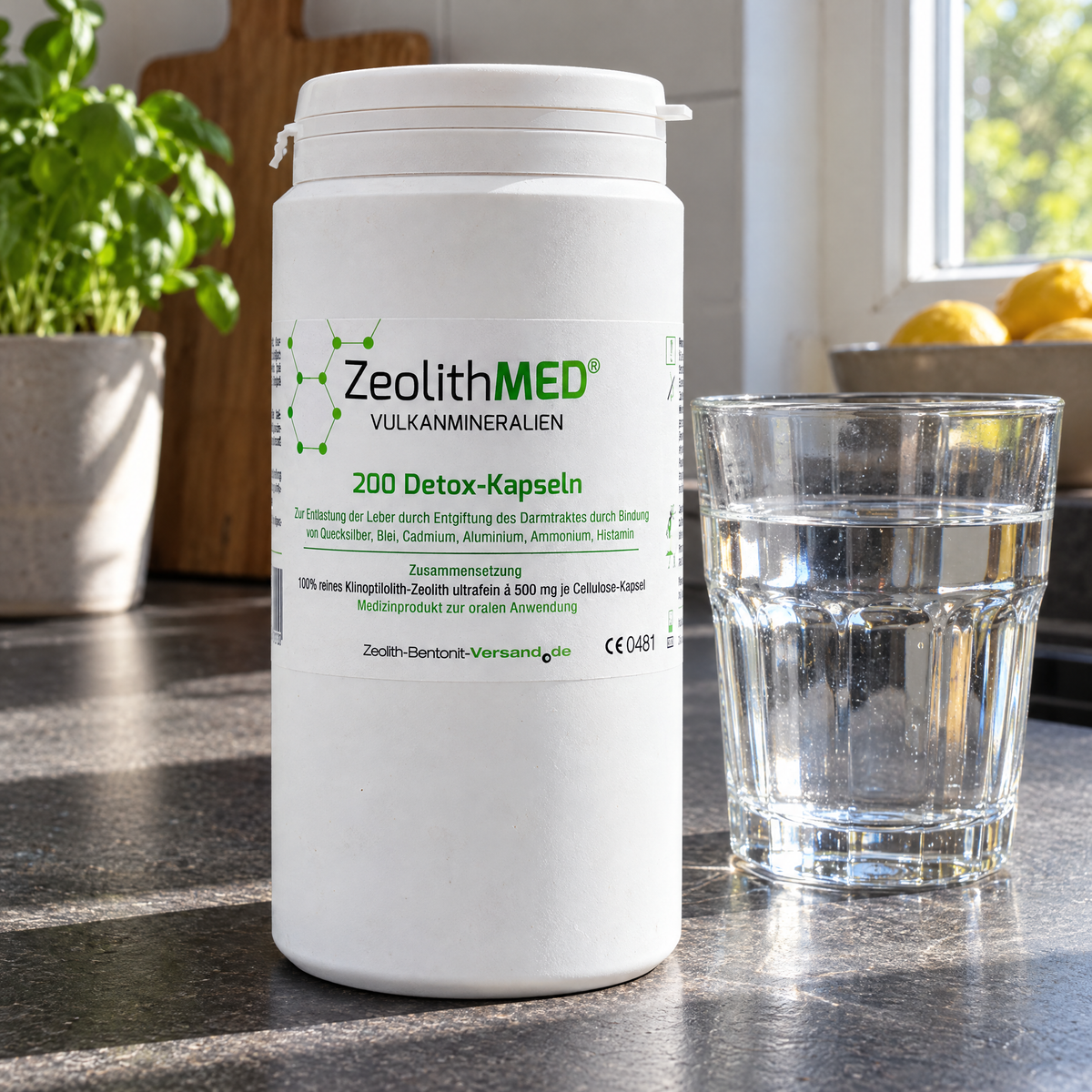 ZeolithMED Detox Medizinprodukt, 200 VegeCaps – auf der Küchenablage neben einem gefüllten Glas Wasser