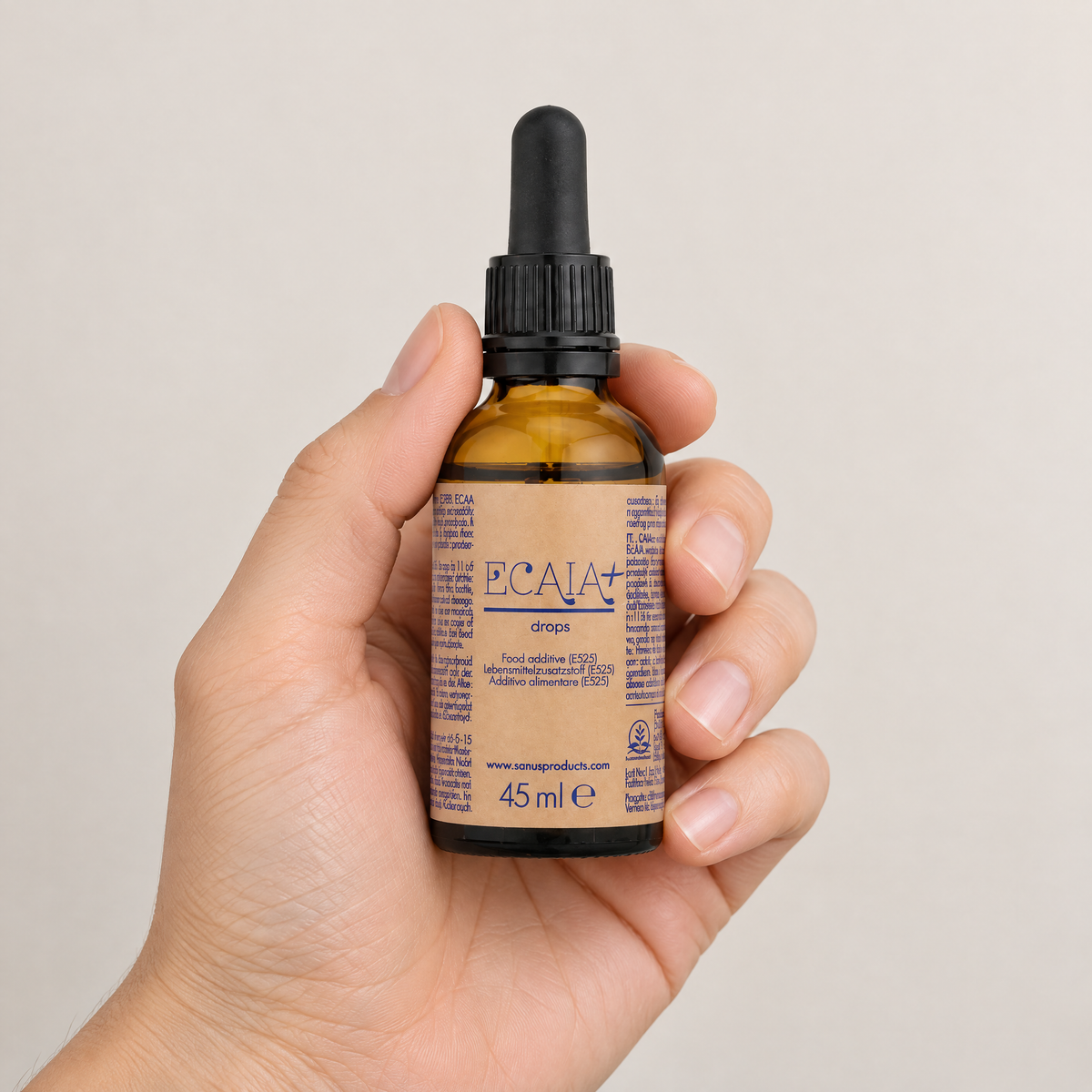 ECAIA Basendrops Basenkonzentrat, 45 ml – Grössenvergleich in der Hand