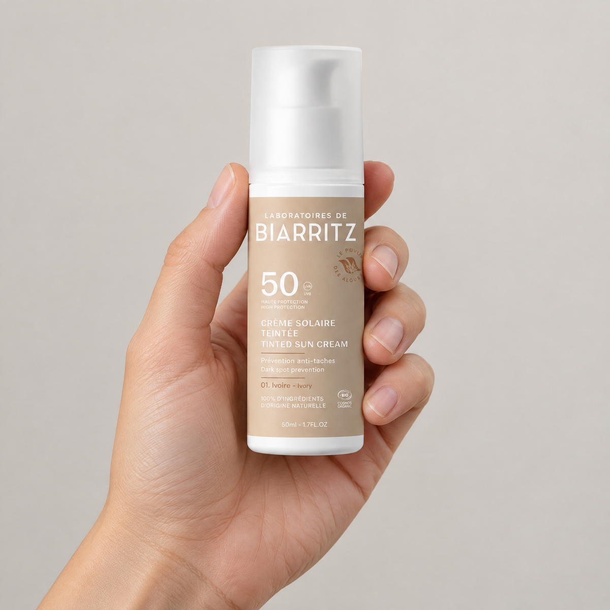 Laboratoires de Biarritz Getönte Sonnencreme Beige LSF 50, 50 ml – Grössenvergleich in der Hand