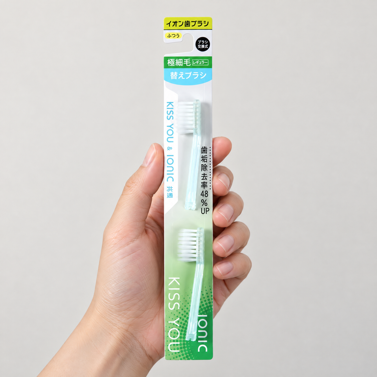 Kiss You Ionen-Zahnbürste Ersatzköpfe Medium, 2 Stk. – Grössenvergleich in der Hand