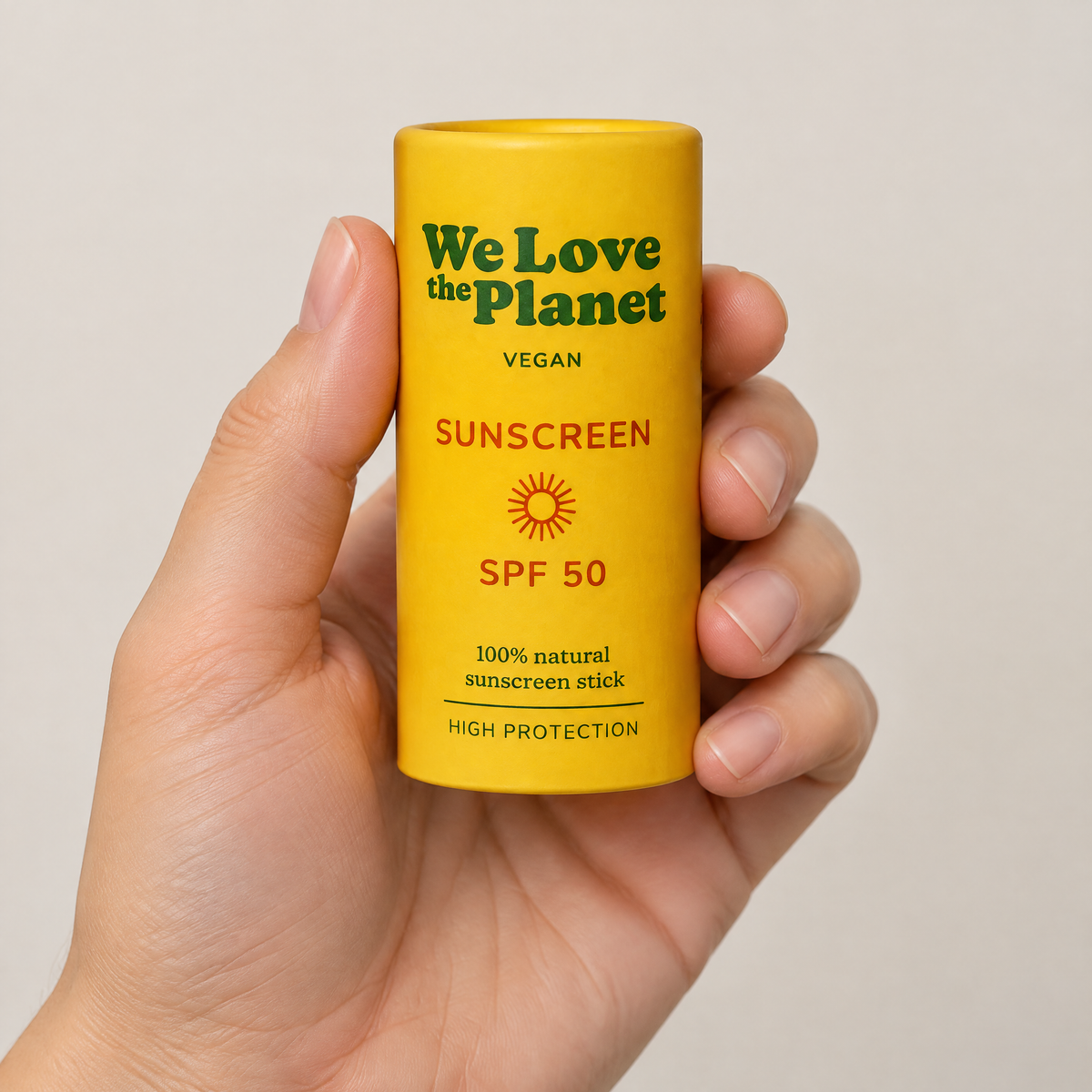 We Love The Planet Sun-Stick LSF 50, 40 g – Grössenvergleich in der Hand