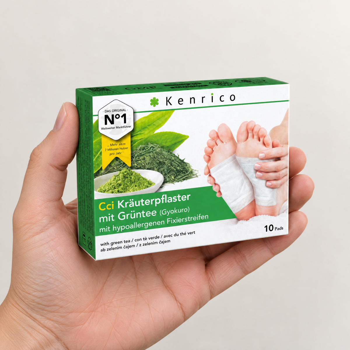 Kenrico BIO Kräuterpflaster Cci mit Gyokuro-Grüntee, 10 Stk. – Grössenvergleich in der Hand