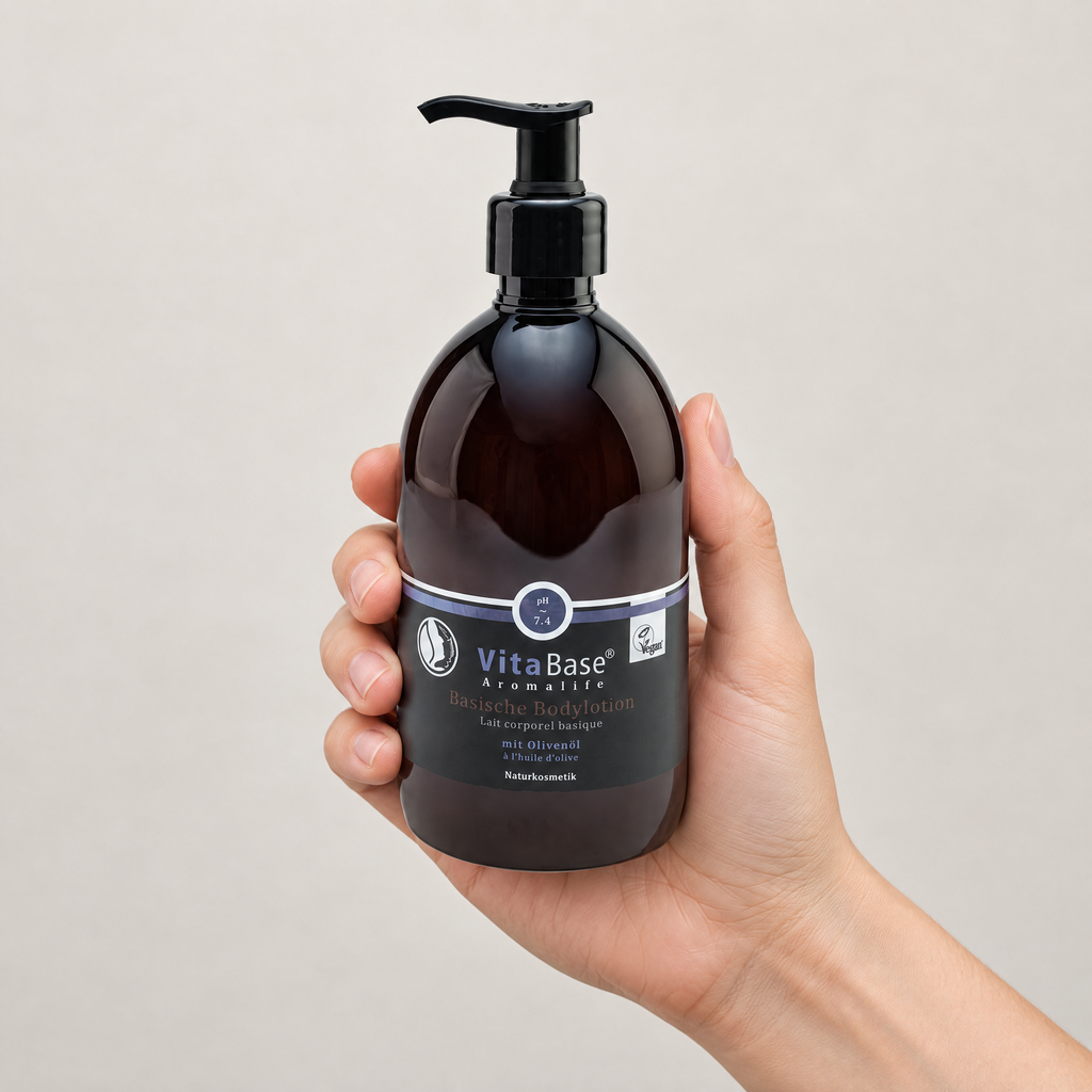 VitaBase Basische Bodylotion 250 ml in einer Hand – Grössenvergleich