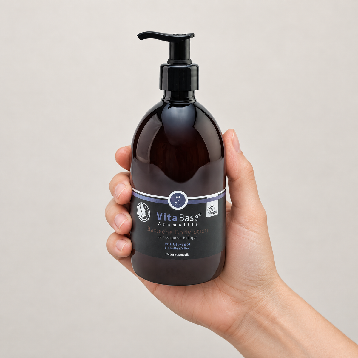 VitaBase Basische Bodylotion 250 ml in einer Hand – Grössenvergleich
