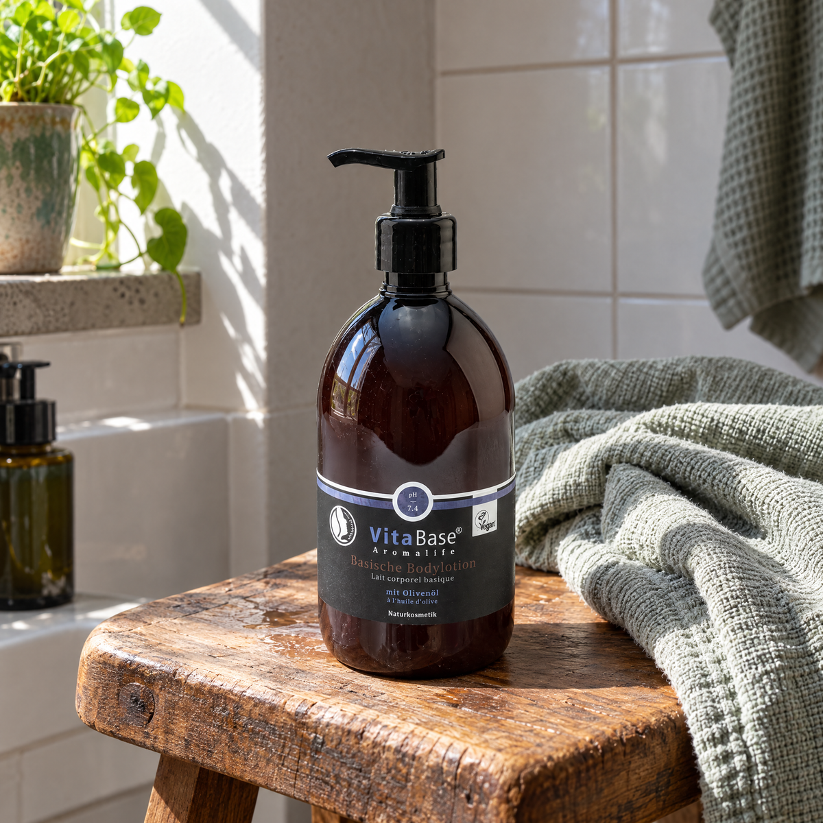 VitaBase Basische Bodylotion auf einem Holzhocker mit Leinentuch