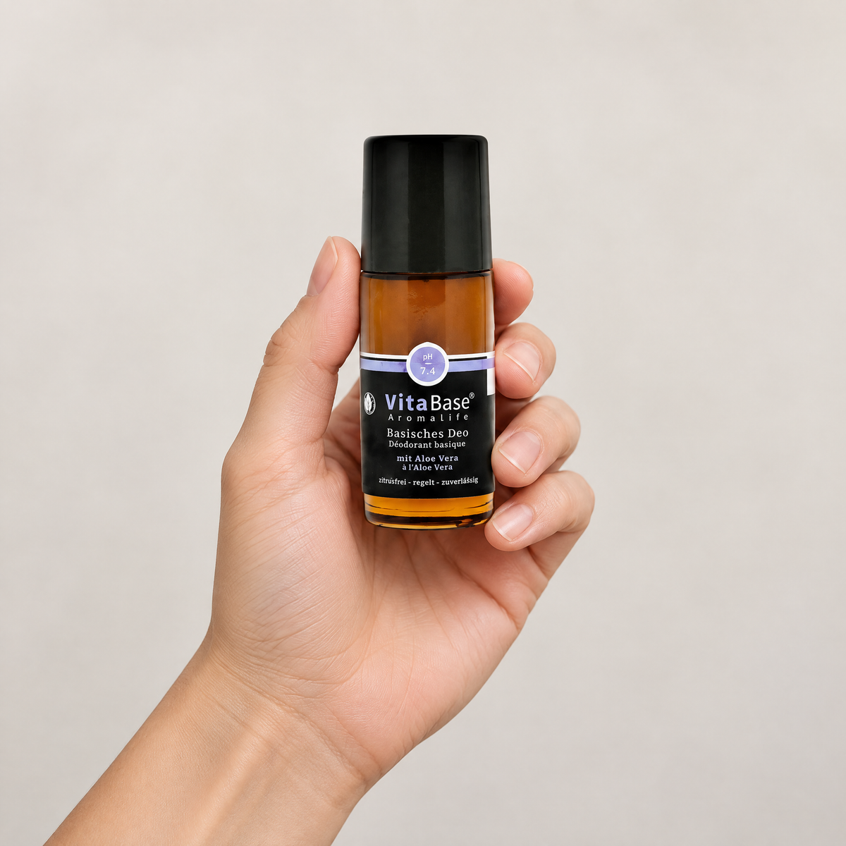 VitaBase Basisches Deo mit Aloe vera 50 ml in einer Hand – Grössenvergleich