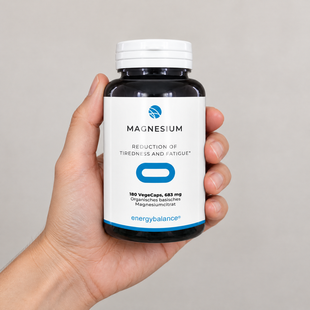 Energy Balance Magnesium Citrat 105 mg, 180 VegeCaps – Grössenvergleich in der Hand