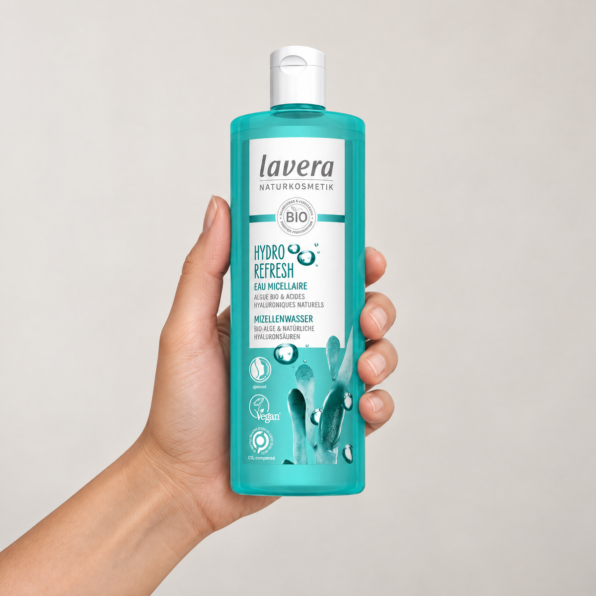 Lavera Hydro Refresh Mizellenwasser 400 ml – Grössenvergleich in der Hand