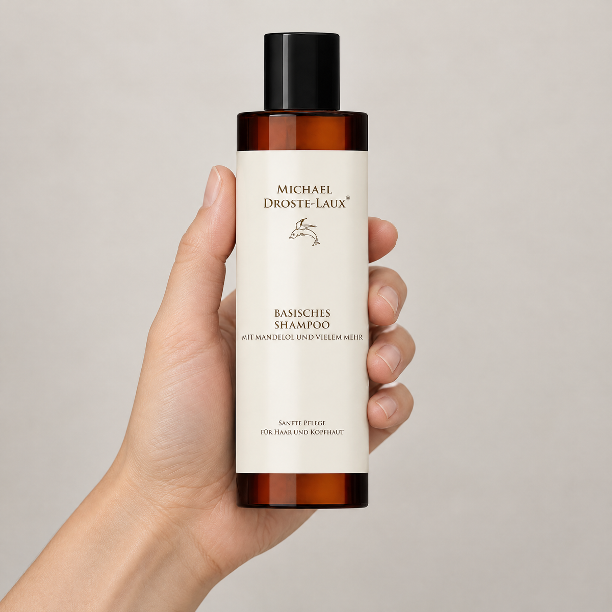 Droste-Laux Basisches Shampoo Mandelöl 200 ml – Grössenvergleich in der Hand