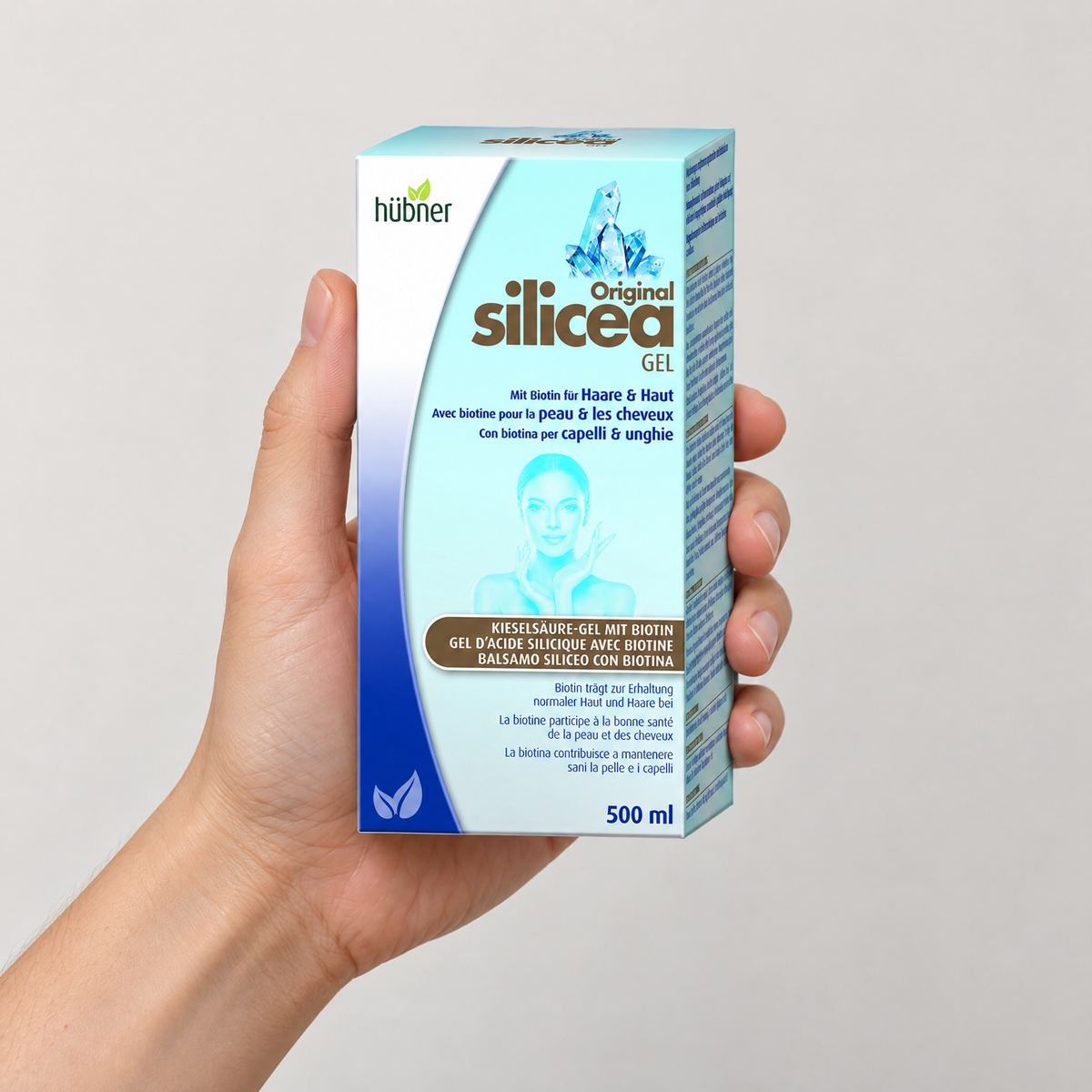 Hübner Original Silicea Balsam 500 ml in einer Hand – Grössenvergleich