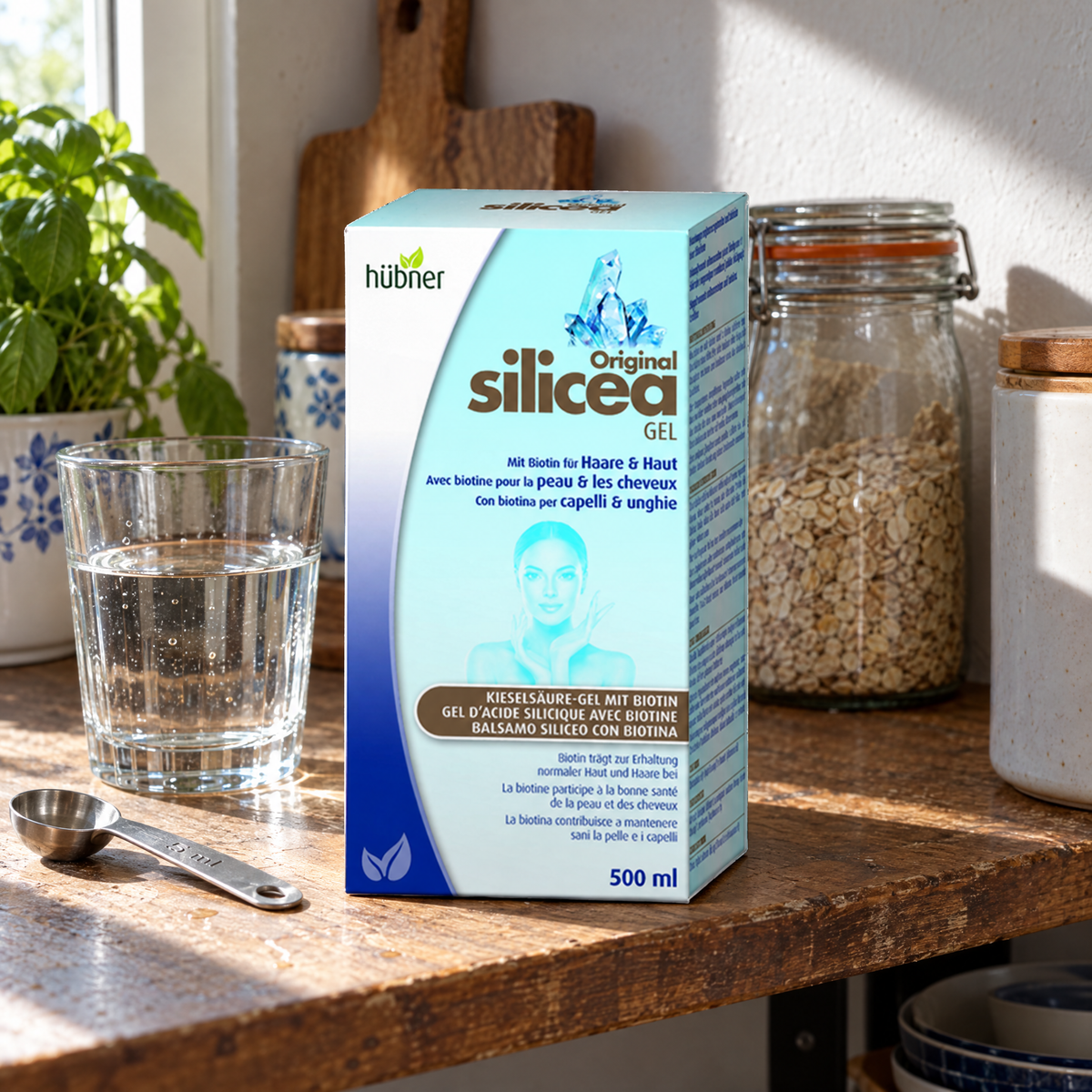Hübner Silicea Balsam auf einem Küchenregal mit Messlöffel und Wasserglas