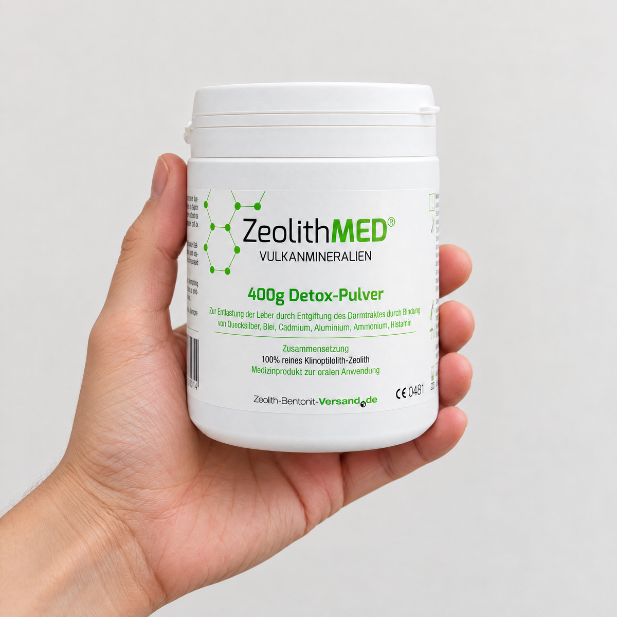 ZeolithMED Detox-Pulver 400 g in einer Hand – Grössenvergleich
