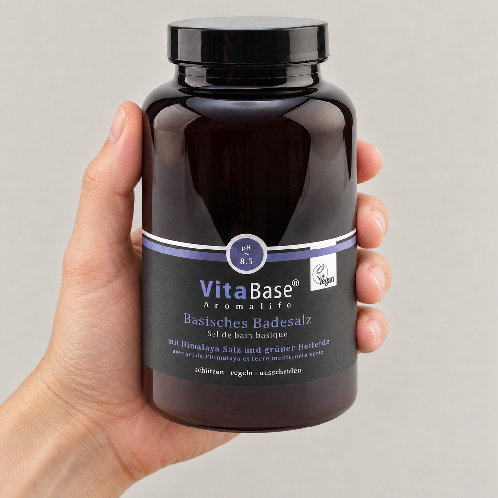VitaBase Basisches Badesalz mit grüner Heilerde 500 g – Grössenvergleich in der Hand