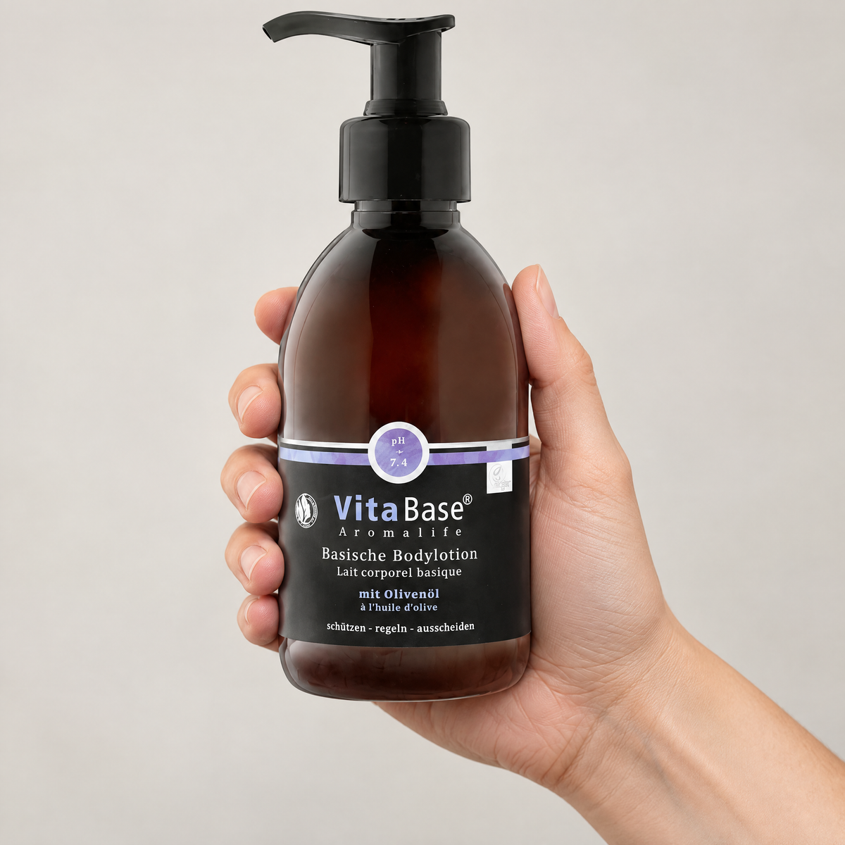 VitaBase Basische Bodylotion mit Olivenöl 500 ml – Grössenvergleich in der Hand
