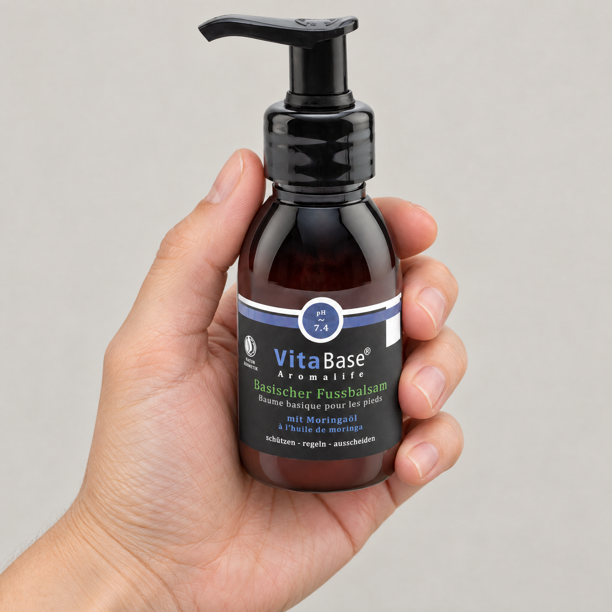 VitaBase Basischer Fussbalsam mit Moringaöl 100 ml – Grössenvergleich in der Hand