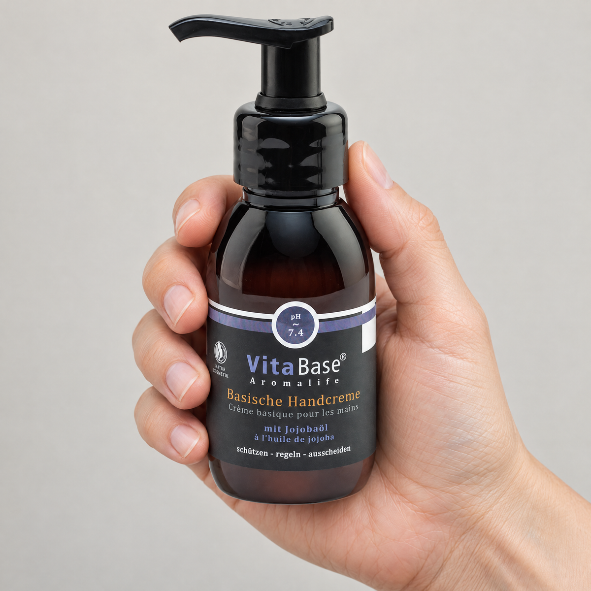 VitaBase Basische Handpflege mit Jojobaöl 100 ml – Grössenvergleich in der Hand