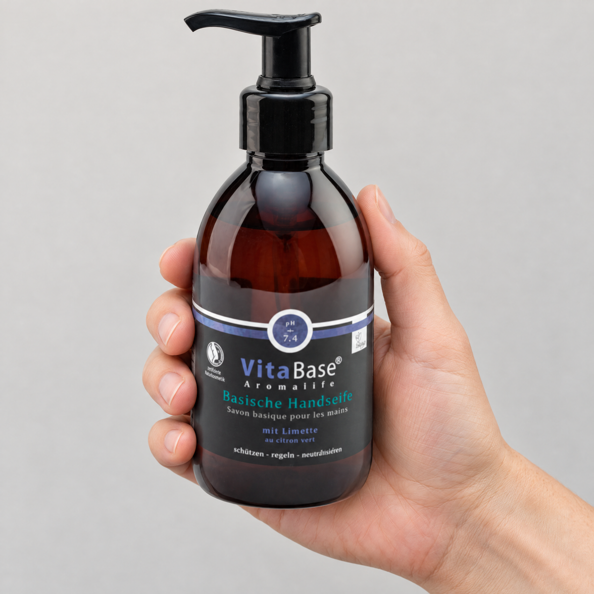 VitaBase Basische Handseife Limette 250 ml – Grössenvergleich in der Hand