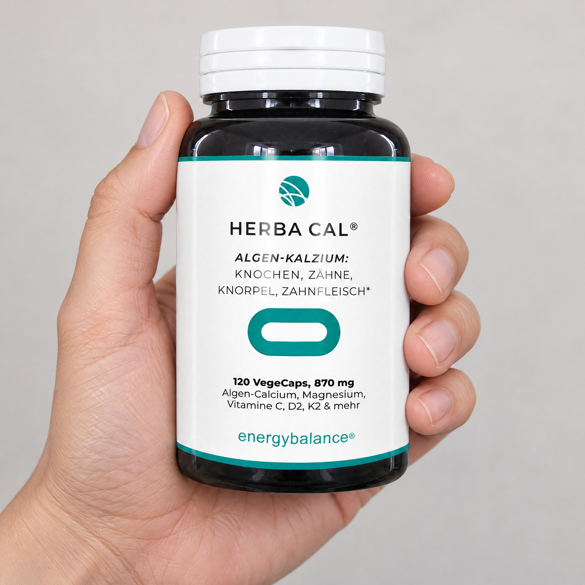 Energy Balance HerbaCal Algen-Calcium 120 VegeCaps – Grössenvergleich in der Hand
