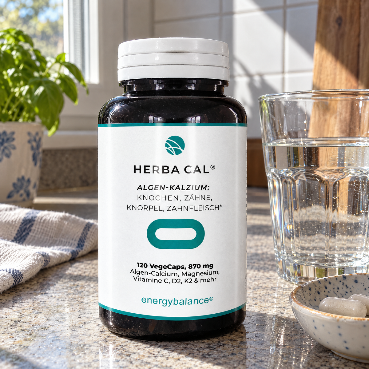 Energy Balance HerbaCal Algen-Calcium 120 VegeCaps – auf der Küchentheke mit Wasserglas