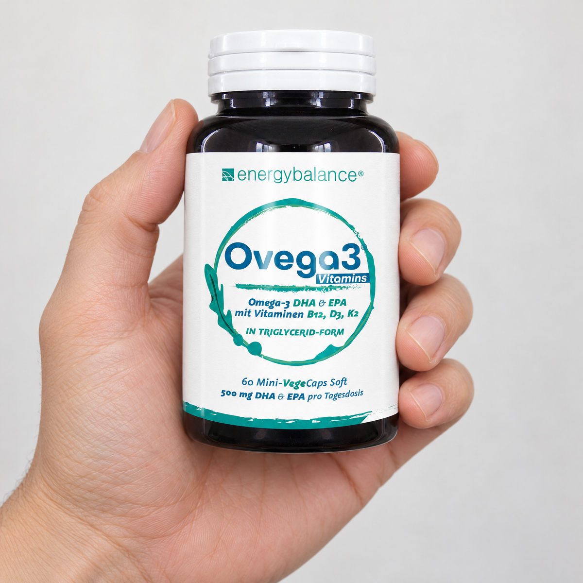 Energy Balance Ovega3 plus B12, D3 und K2 vegan 60 Caps – Grössenvergleich in der Hand