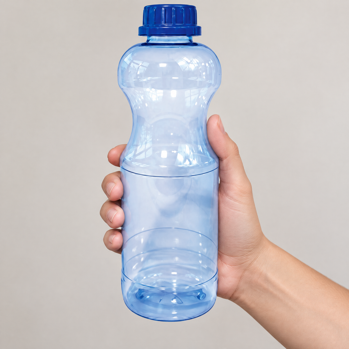 BodyReset Trinkflasche Tritan 1 Liter – Grössenvergleich in der Hand