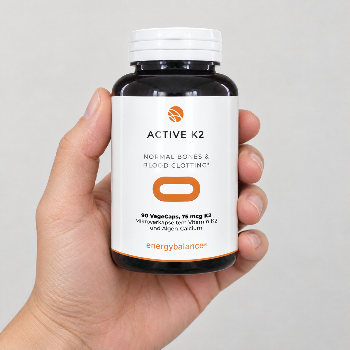 Energy Balance Vitamin K2 Active 75 µg 90 VegeCaps – Grössenvergleich in der Hand