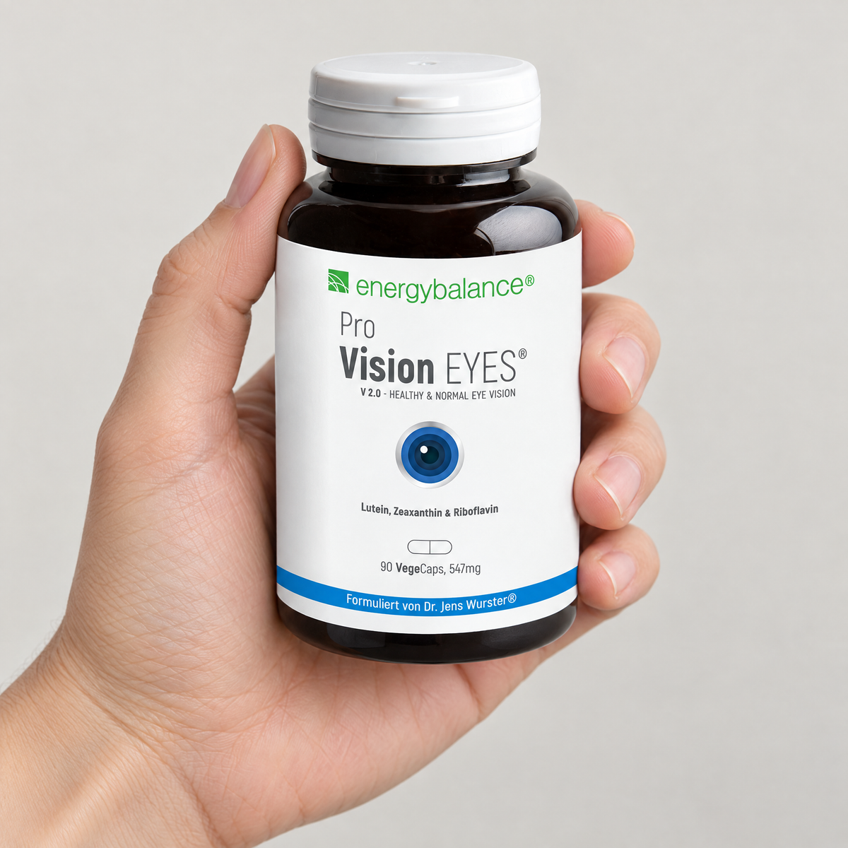 Energy Balance Pro Vision Eyes 547 mg 90 VegeCaps – Grössenvergleich in der Hand