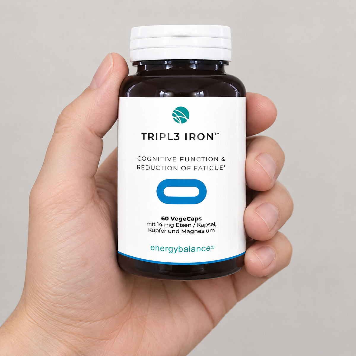 Energy Balance Tripl3 Iron Eisen 14 mg 60 VegeCaps – Grössenvergleich in der Hand