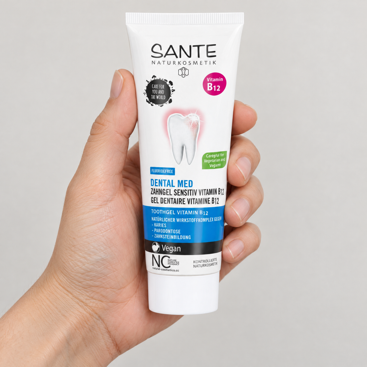 Santé Zahngel Vitamin B12 ohne Fluorid 75 ml – Grössenvergleich in der Hand