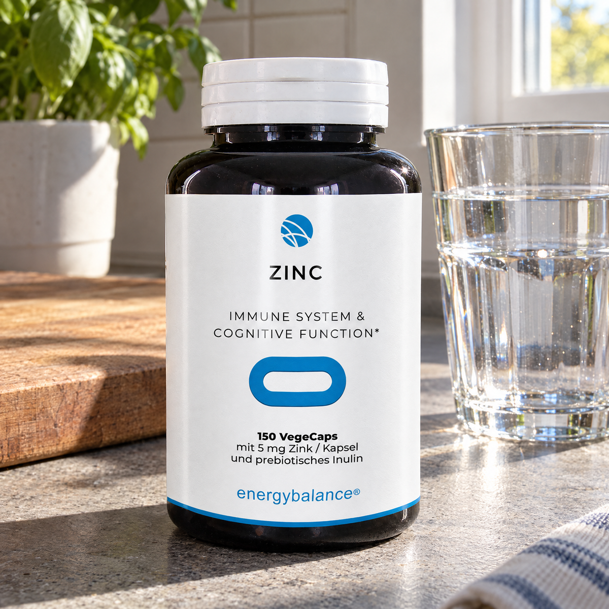 Energy Balance Zink Active Citrat 5 mg 150 VegeCaps – auf der Küchenarbeitsfläche mit Wasserglas