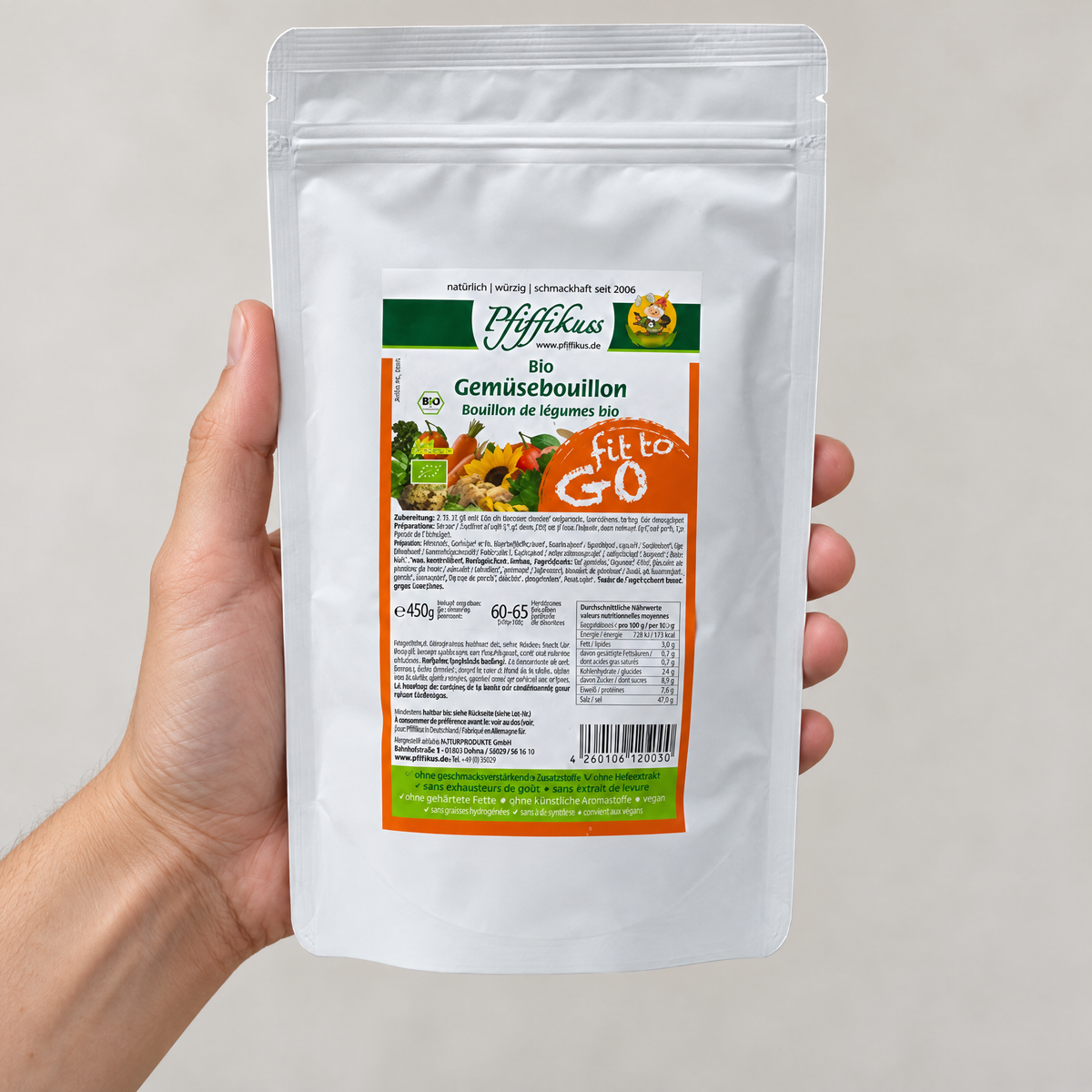 Pfiffikuss BIO Gemüse-Bouillon Fit to go 450 g – Grössenvergleich in der Hand