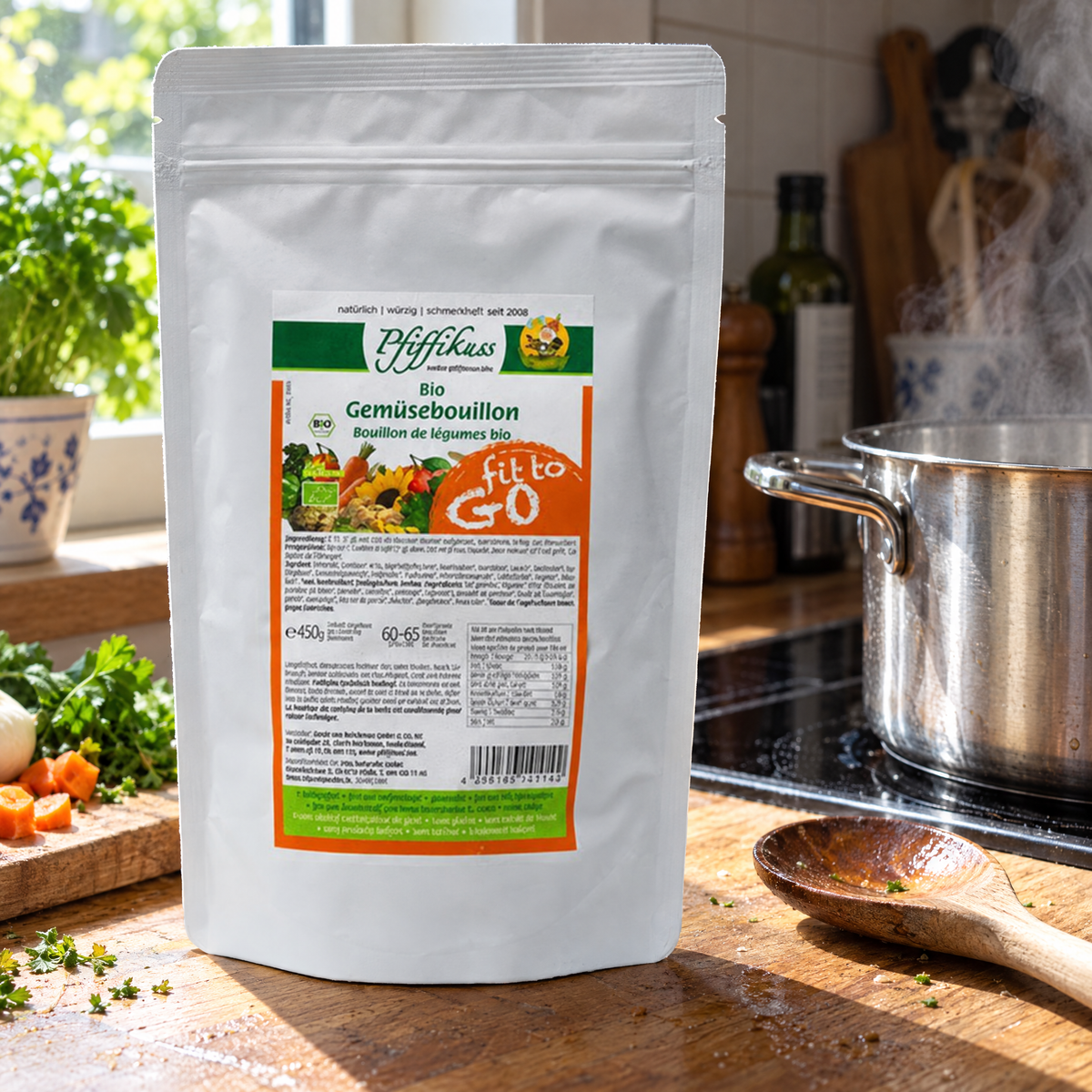 Pfiffikuss BIO Gemüse-Bouillon Fit to go 450 g – auf der Küchentheke neben dampfendem Topf und Holzlöffel