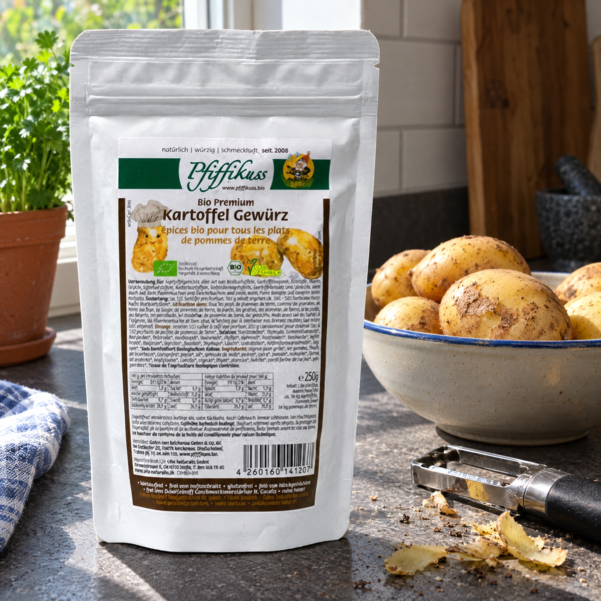 Pfiffikuss BIO Kartoffel-Gewürzmischung 250 g – auf der Küchenarbeitsfläche neben rohen Kartoffeln