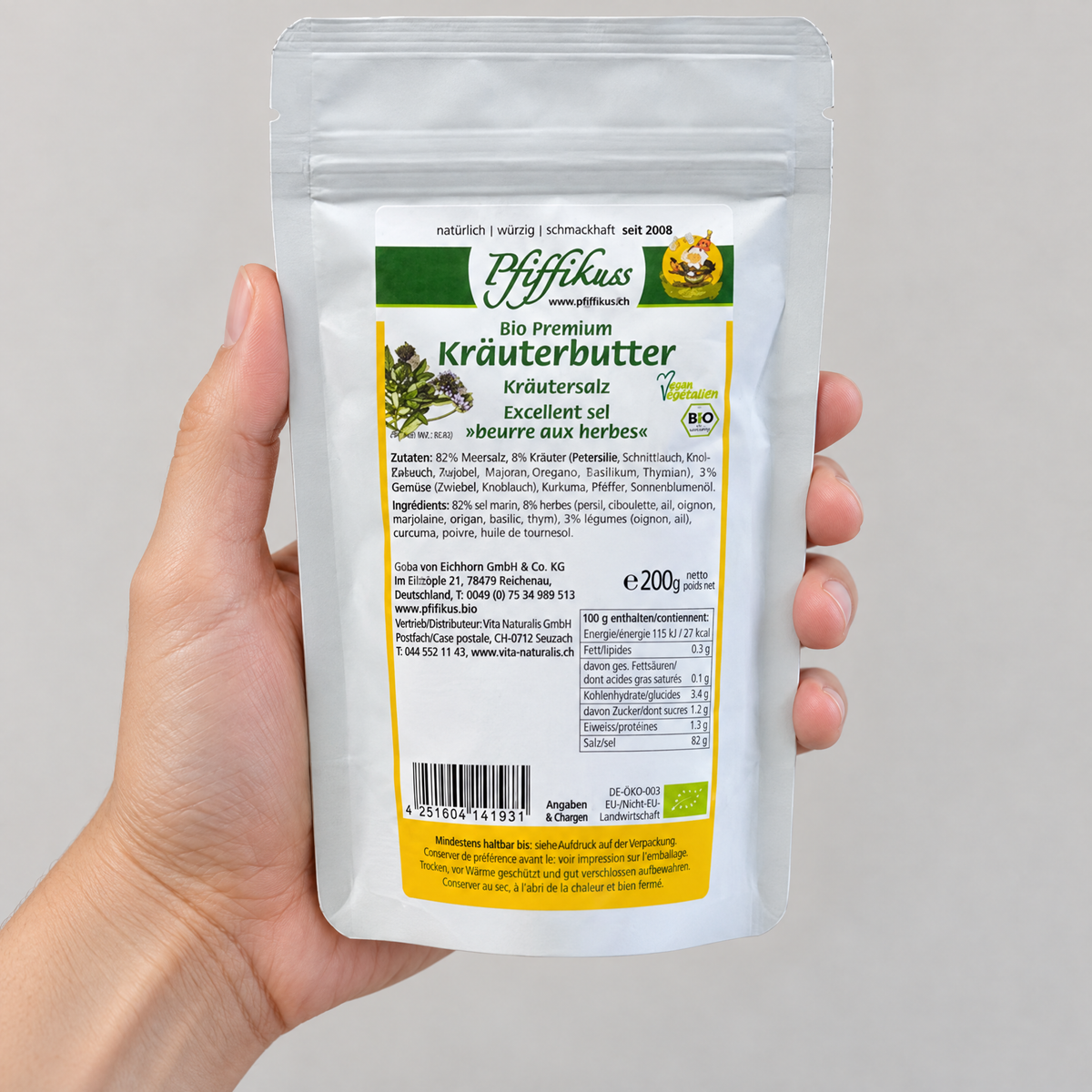 Pfiffikuss BIO Kräuterbutter-Gewürzsalz 200 g – Grössenvergleich in der Hand