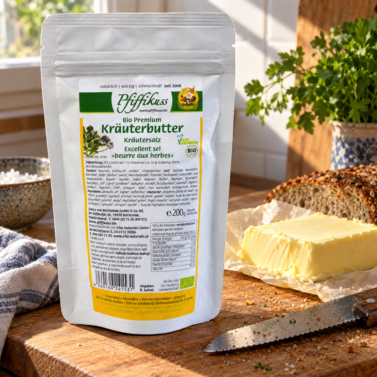 Pfiffikuss BIO Kräuterbutter-Gewürzsalz 200 g – auf einem Holzbrett neben Butter und Brotmesser