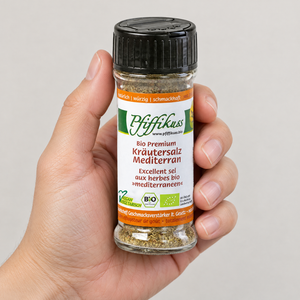 Pfiffikuss BIO Kräutersalz mediterran 75 g – Grössenvergleich in der Hand