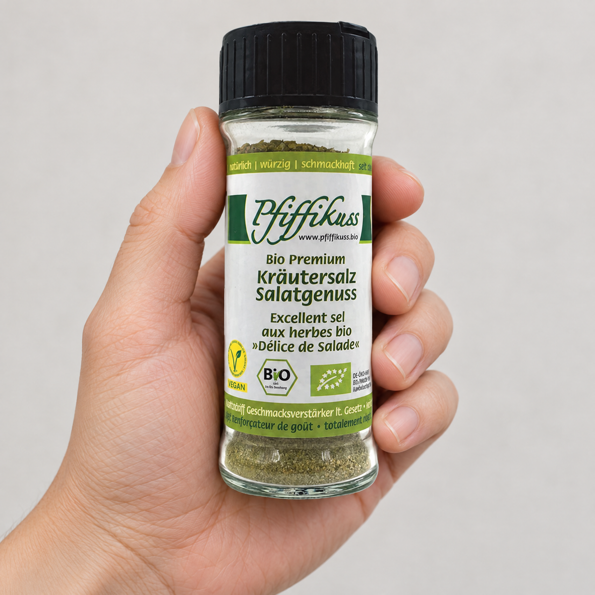Pfiffikuss BIO Kräutersalz Salatgenuss 75 g – Grössenvergleich in der Hand