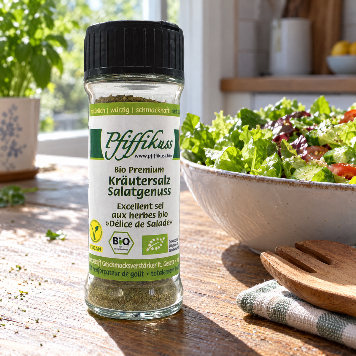 Pfiffikuss BIO Kräutersalz Salatgenuss 75 g – auf dem Küchentisch neben einer Schüssel Blattsalat