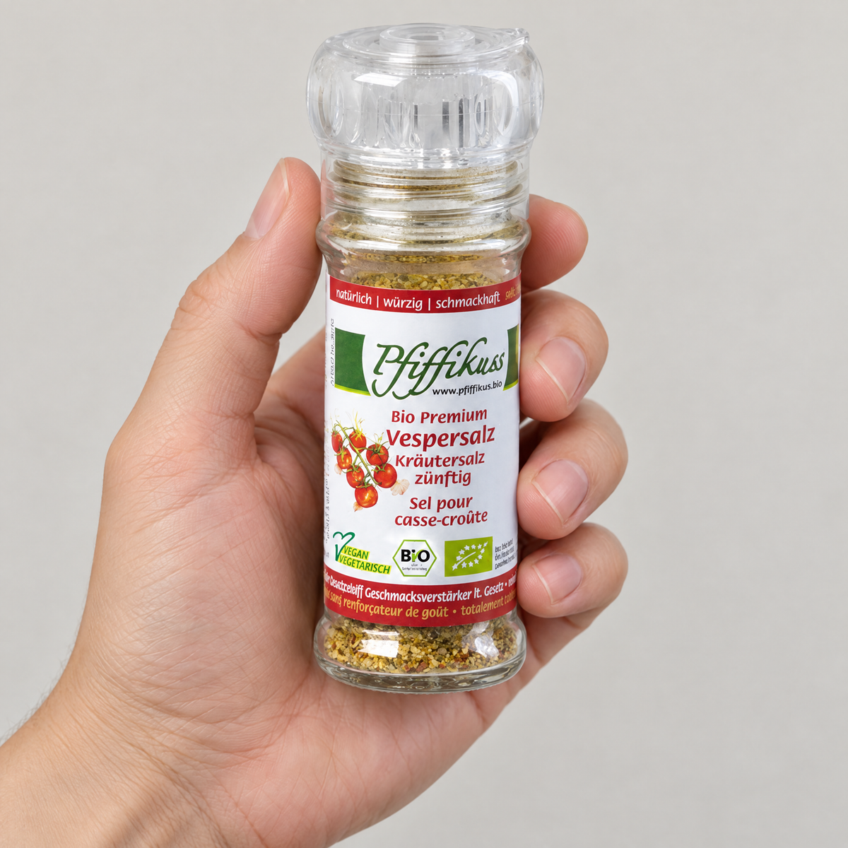 Pfiffikuss BIO Vespersalz zünftig 50 g Mühle – Grössenvergleich in der Hand
