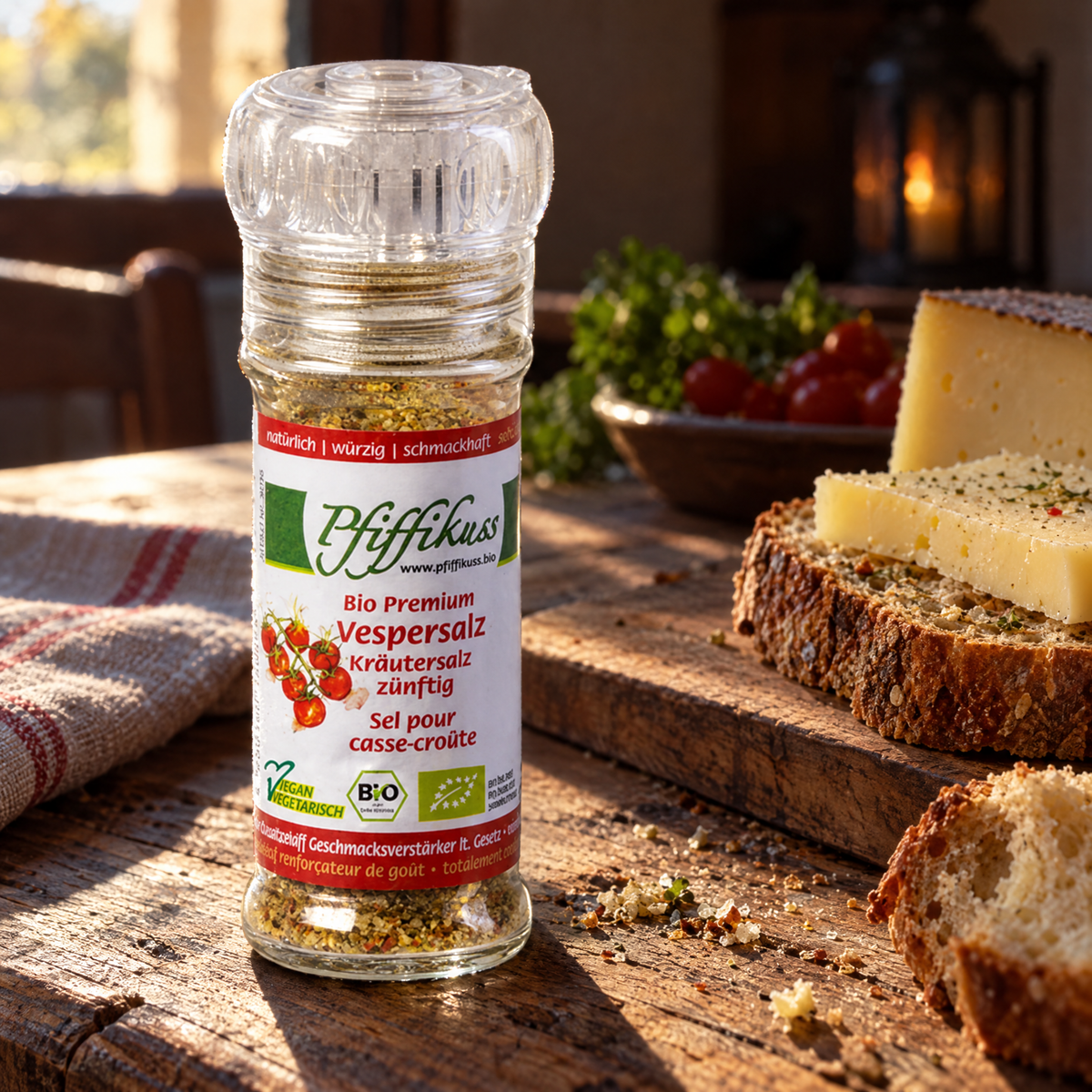 Pfiffikuss BIO Vespersalz zünftig 50 g Mühle – auf einem Holztisch neben Brot und Käse