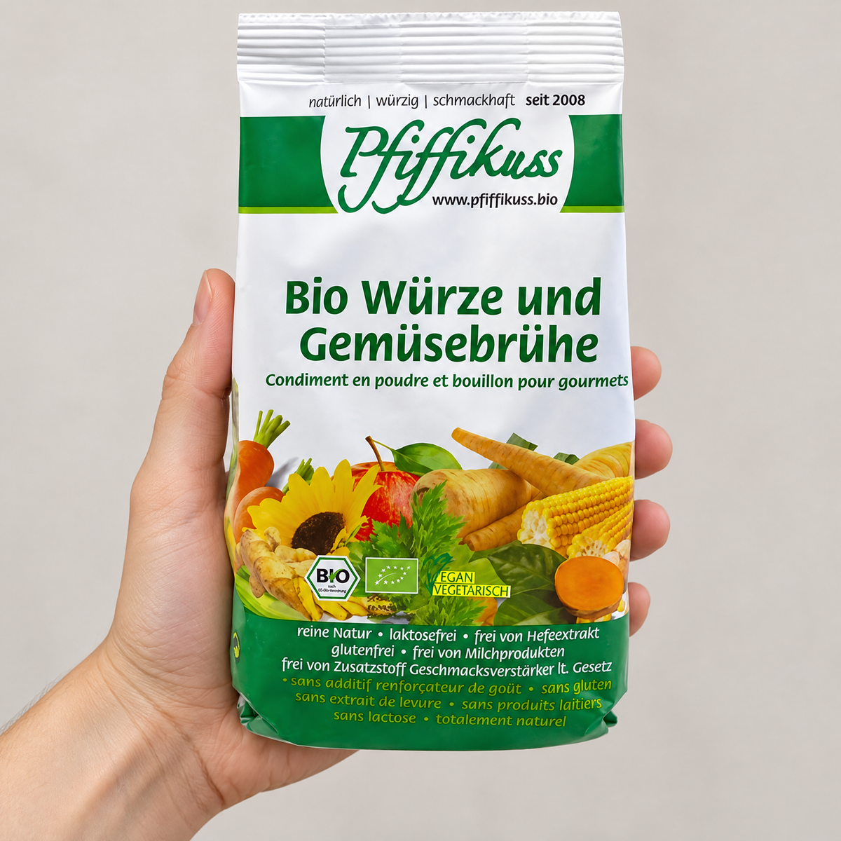 Pfiffikuss BIO Würze & Gemüsebrühe 450 g – Grössenvergleich in der Hand