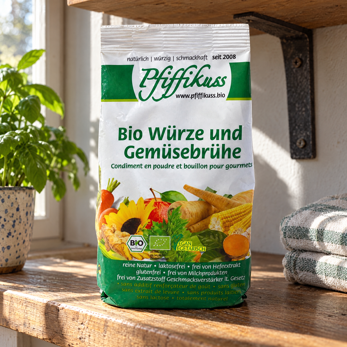 Pfiffikuss BIO Würze & Gemüsebrühe 450 g – auf einem Küchenregal neben Vorratsgläsern