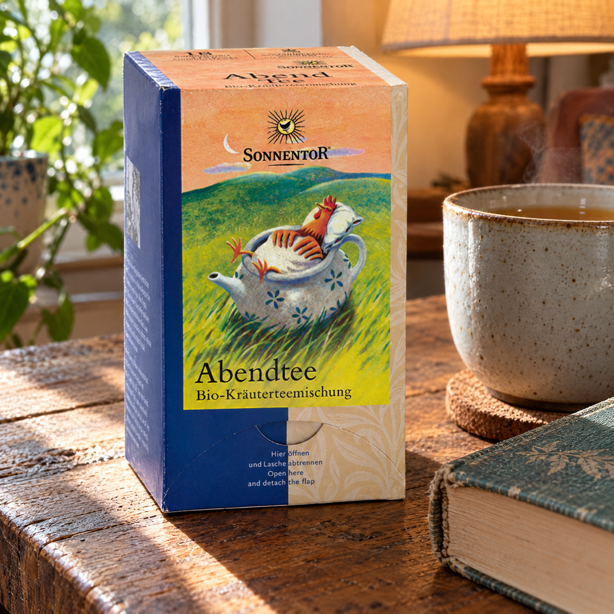Sonnentor BIO Basen-Abendtee 18 Beutel – auf einem Beistelltisch neben einer frisch aufgebrühten Tasse Tee