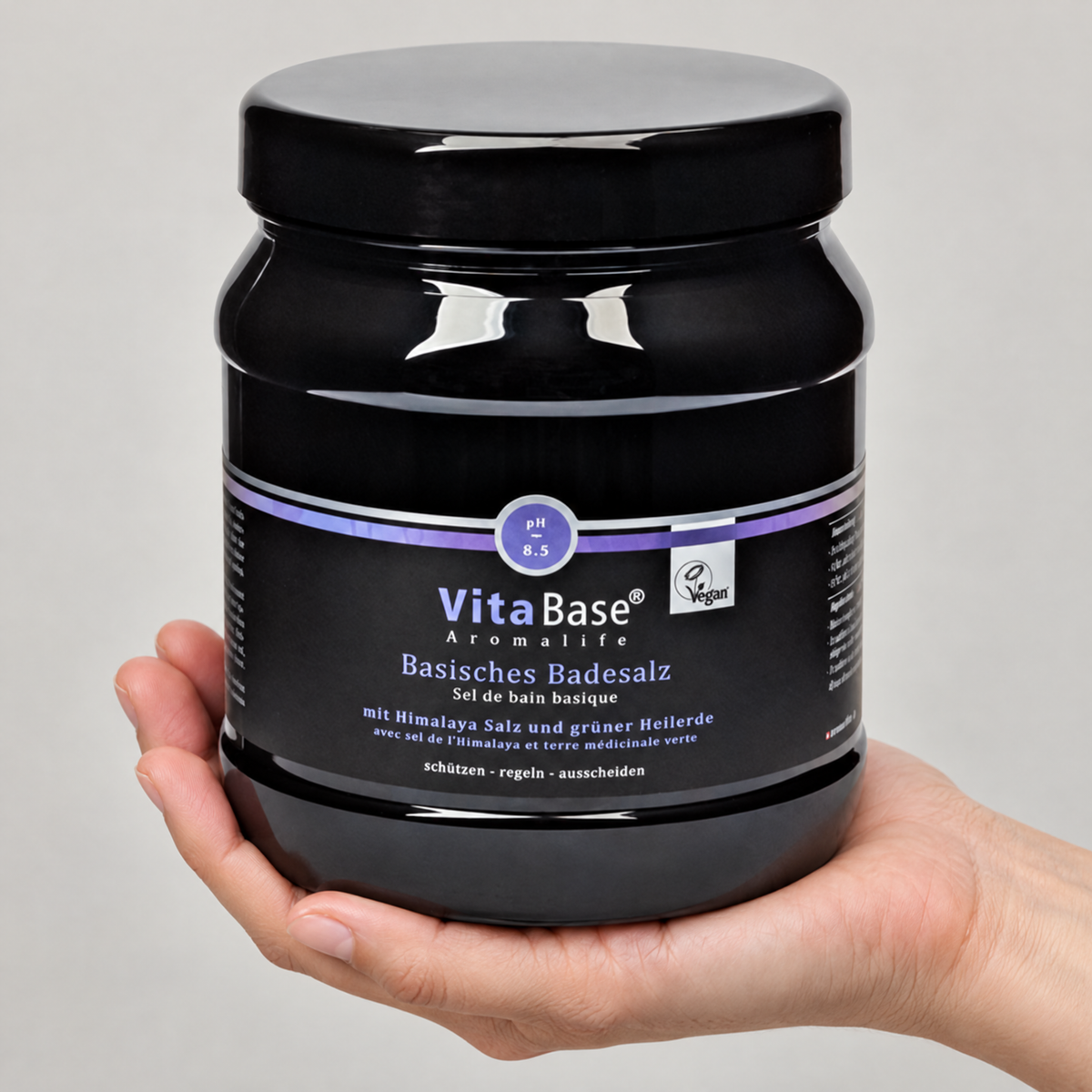 VitaBase Basisches Badesalz 1000 g – Grössenvergleich in der Hand
