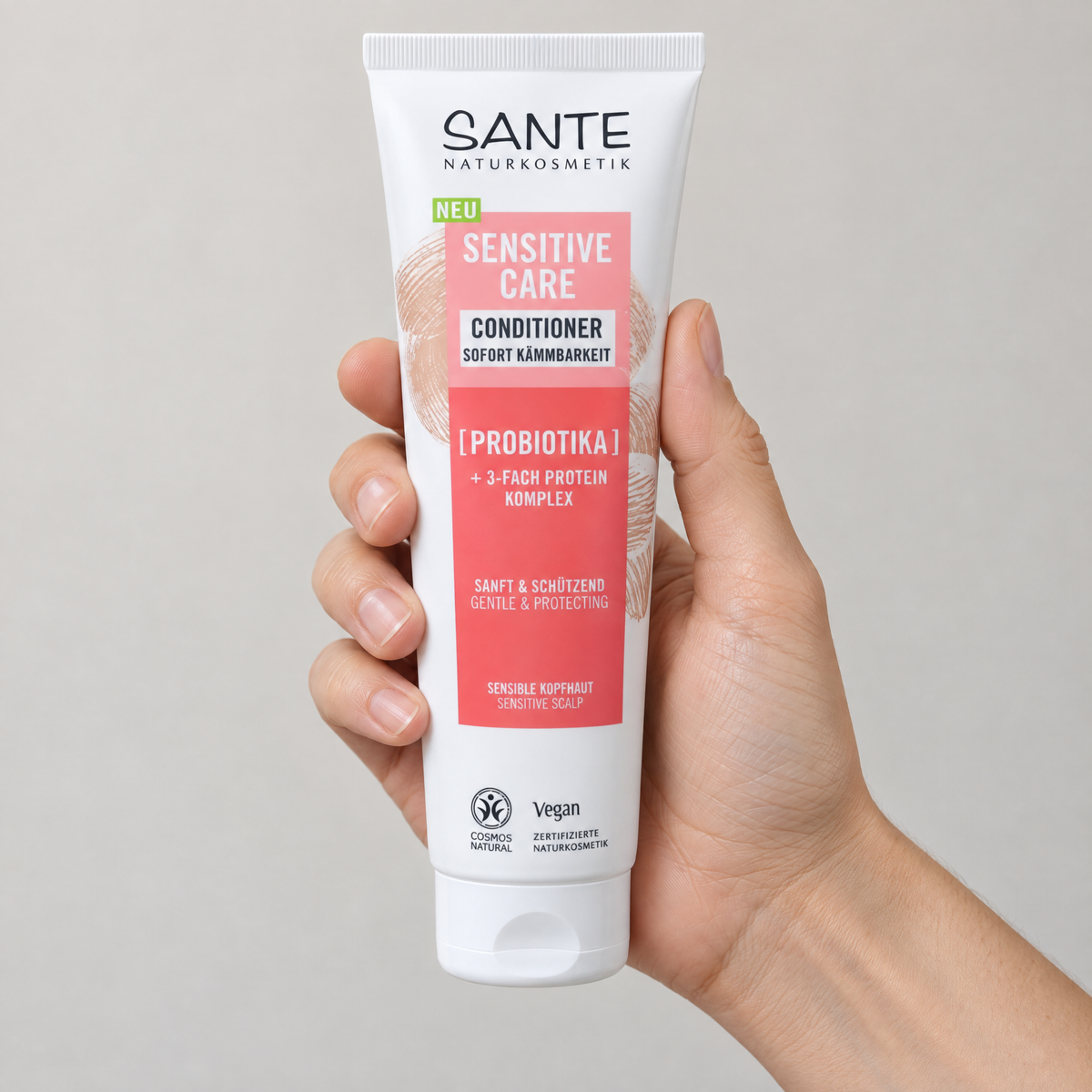 Santé Sensitive Care Conditioner 150 ml – Grössenvergleich in der Hand