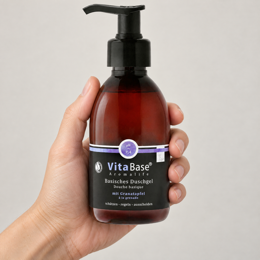 VitaBase Basisches Duschgel mit Granatapfel 250 ml – Grössenvergleich in der Hand