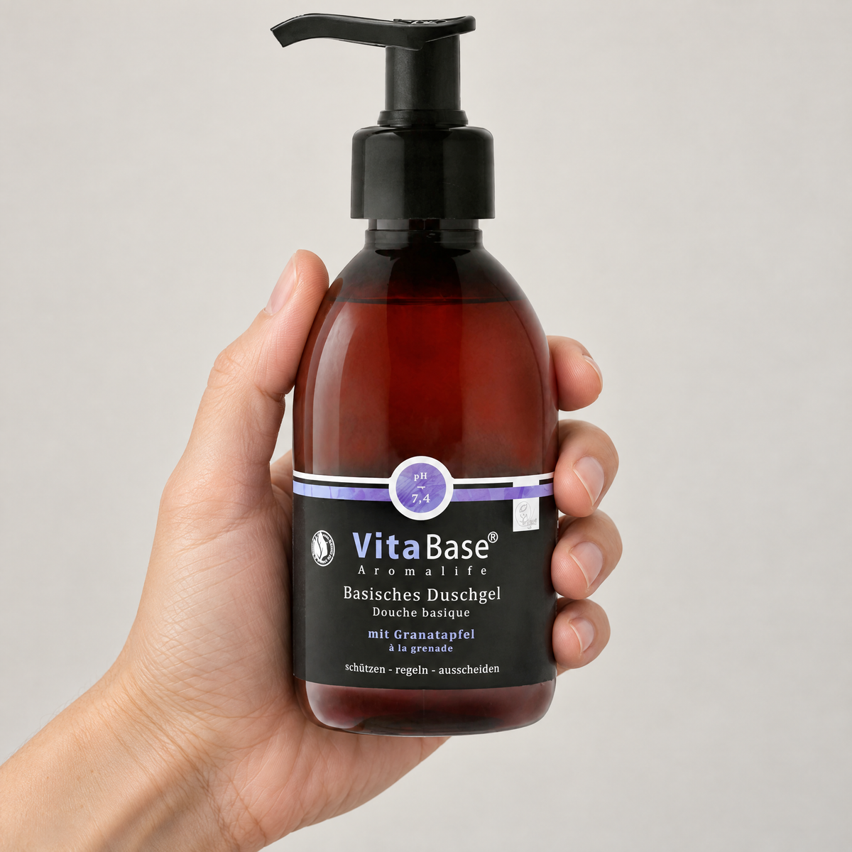 VitaBase Basisches Duschgel mit Granatapfel 250 ml – Grössenvergleich in der Hand